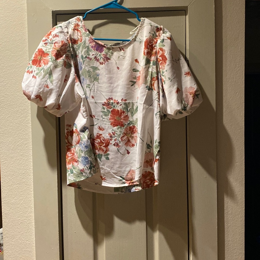 Floral print blouse.
